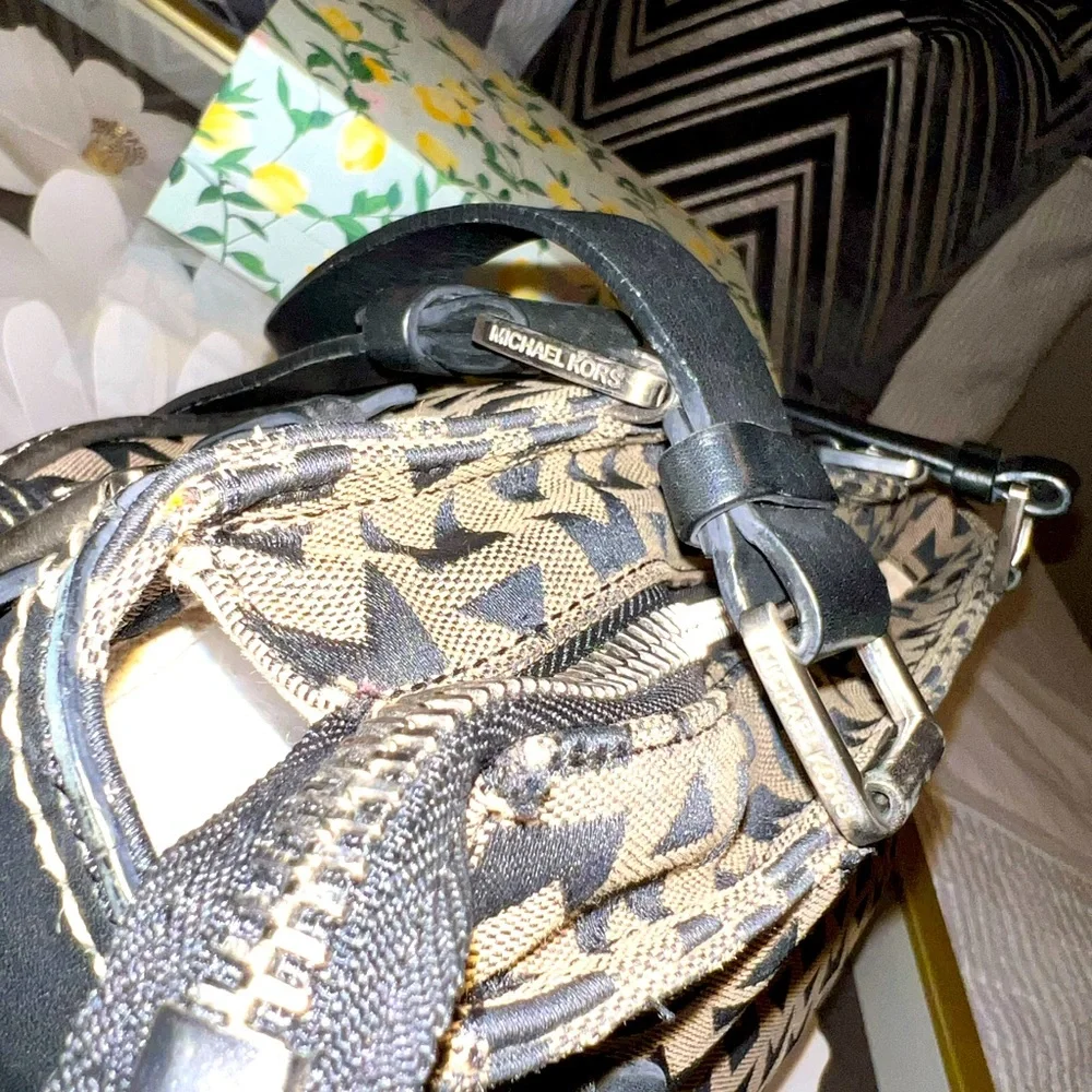 MICHAEL KORS: Signature Black/Cream Tote purse